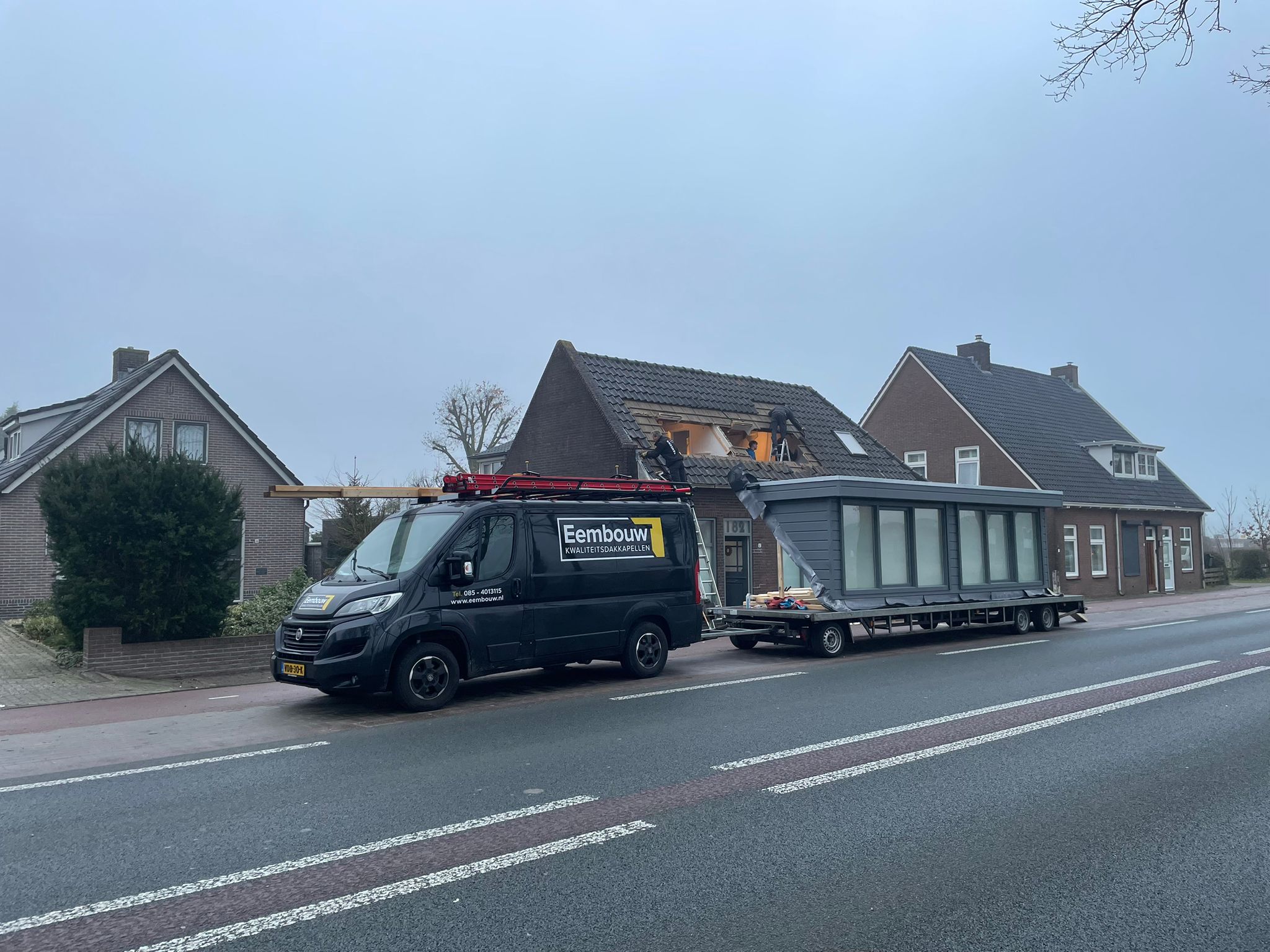 Eembouw busje met dakkapel voor huis