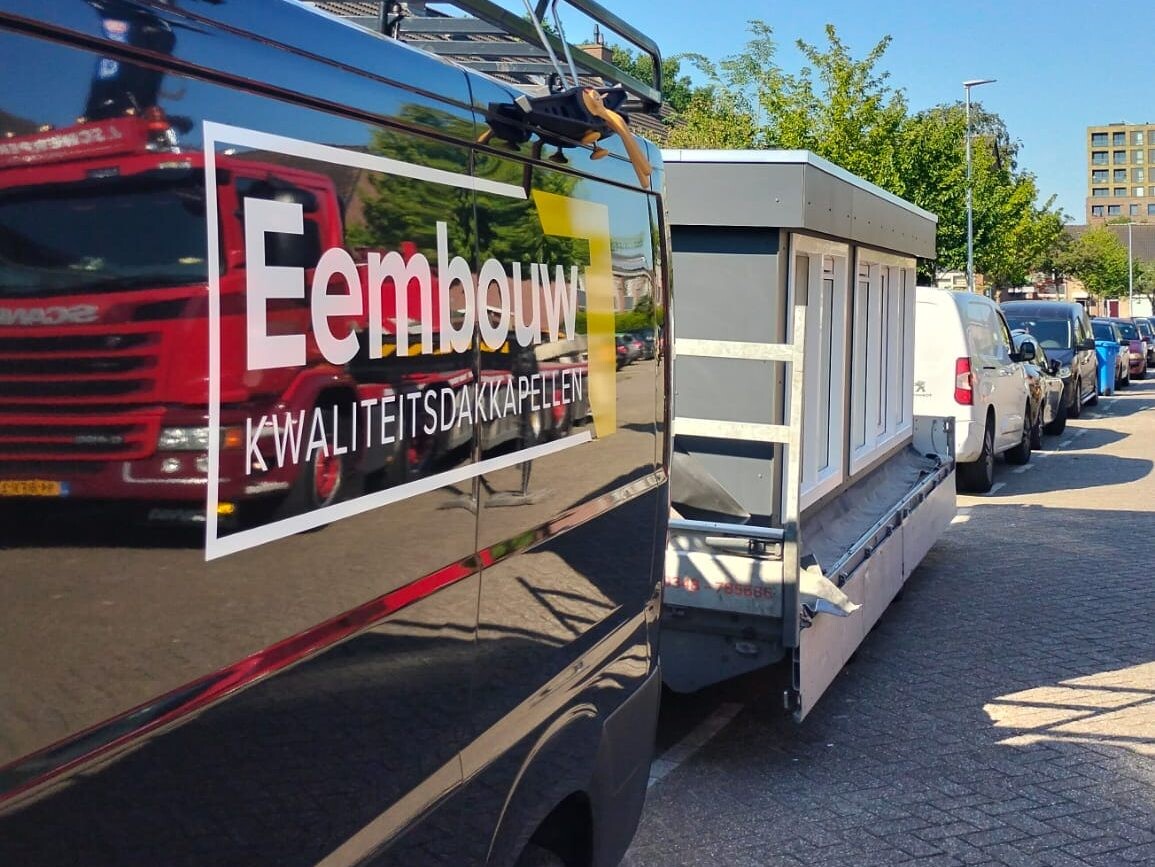 Eembouw busje met logo van zijkant