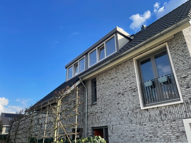 Eembouw dakkapel op grijs huis