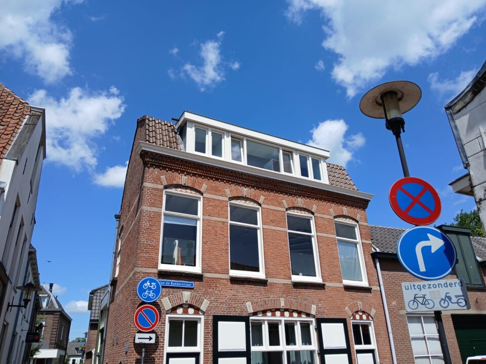 Eembouw dakkapel op roodbruin huis